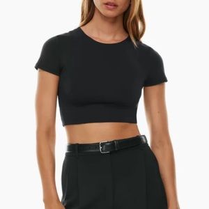 Aritzia - Contour crew cropped t shirt size M black